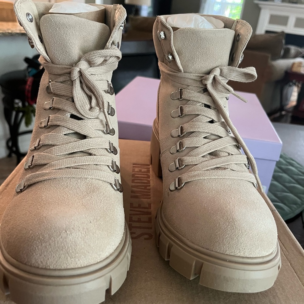 Steve Madden Tan Combat Moto Boots with Chunky Soles. Style HINT
Size 9